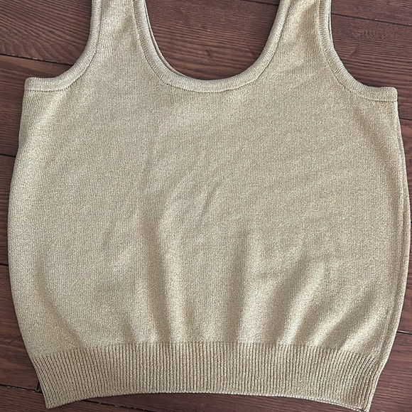 St. John gold tank top - Picture 2 of 7